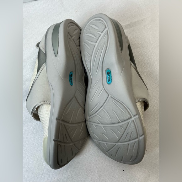 Bzees Roxy Silver and Gray Sneakers Size 6M NWT - Picture 9 of 10